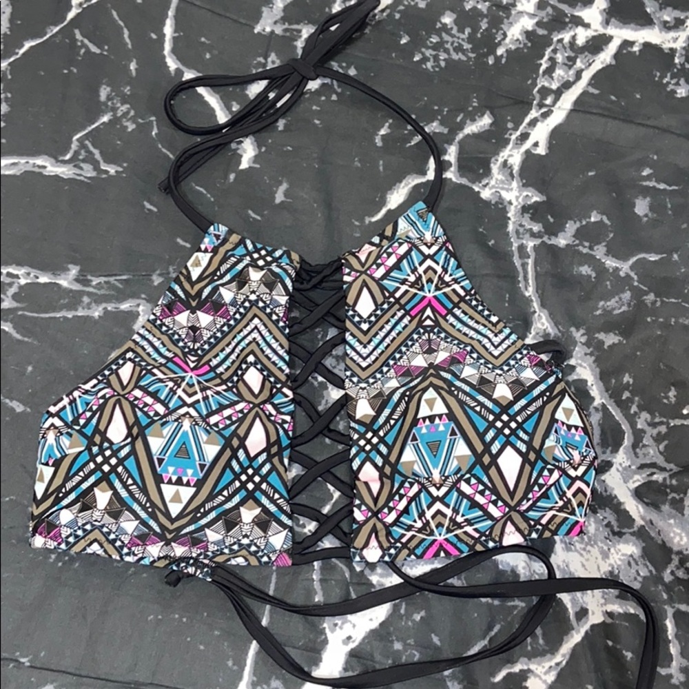 High neck swim top rom Rue 21